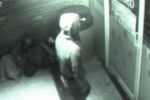 Fantasma o persona atravensado puertas cerradas