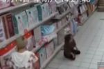 Mujer poseída en un supermercado en China