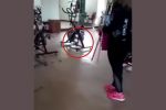 Filman fantasma en bicicleta de gimnasio