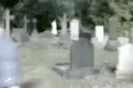 Mujer fantasma en un cementerio