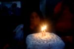 Niño fantasma canta en un cumpleaños